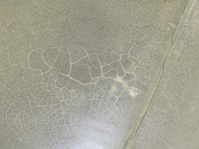 Gestione della delaminazione e di altre imperfezioni superficiali nella levigatura di pavimenti in calcestruzzo
    