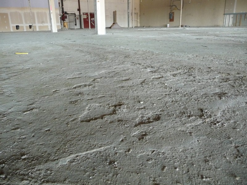 Levigatura e livellamento per la lucidatura di pavimenti in calcestruzzo