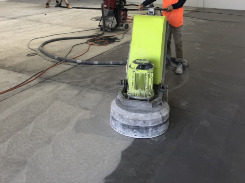 Come rimuovere efficacemente la resina epossidica dai pavimenti in cemento