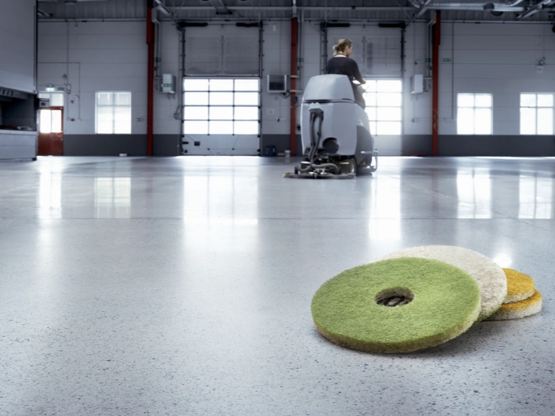 Migliorare le superfici in calcestruzzo con i giusti tamponi lucidanti