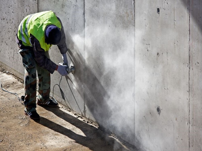 Ridurre al minimo la polvere durante la molatura di pavimenti in calcestruzzo: una sfida chiave