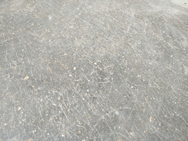 Da dove vengono i graffi nel processo di levigatura del pavimento in cemento?
