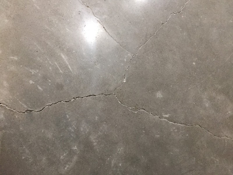 Prevenzione di crepe e altri problemi nella levigatura di pavimenti in calcestruzzo