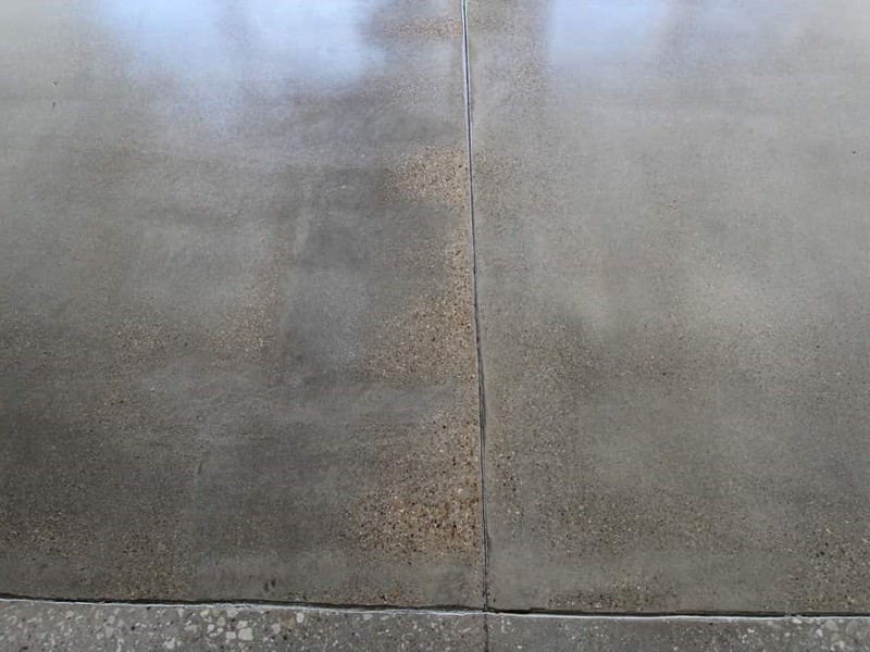 Lucidatura di pavimenti in cemento vecchi e danneggiati